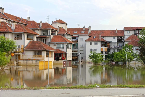 Su basmış evler ve sokak — Stok fotoğraf