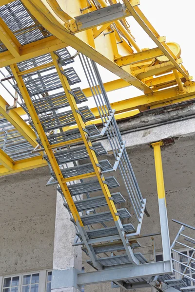 Stahltreppe am Dock — Stockfoto