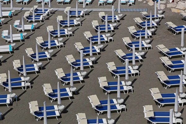 Strandstoelen in Sand — Stockfoto