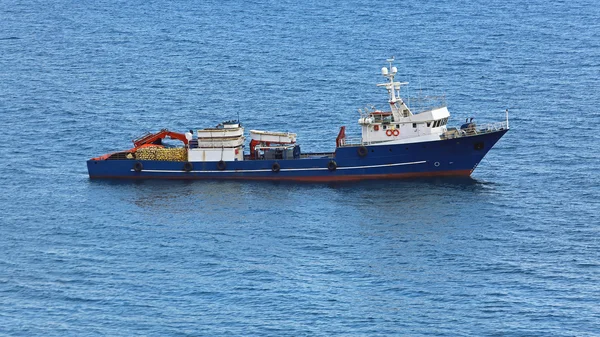 Buque pesquero en el mar — Foto de Stock