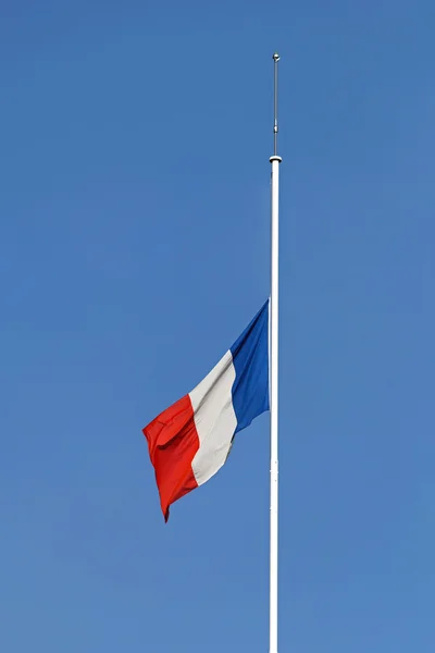 Französische Flagge halbe Belegschaft — Stockfoto