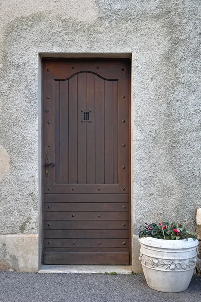 Tür aus dunklem Holz — Stockfoto