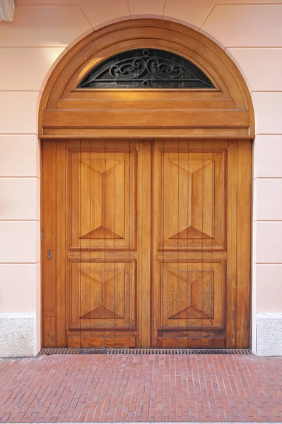 Porta de arco de madeira — Fotografia de Stock