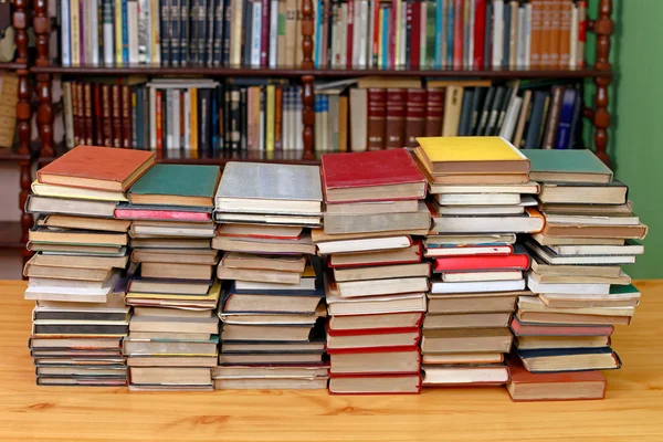 Libros apilados en la biblioteca —  Fotos de Stock