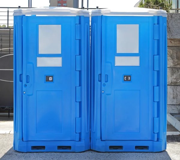 蓝色的移动厕所 — 图库照片