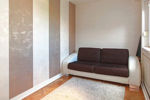 Sofa in kleine kamer — Stockfoto