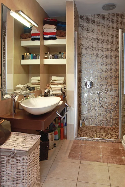 带有淋浴的现代化浴室 — 图库照片