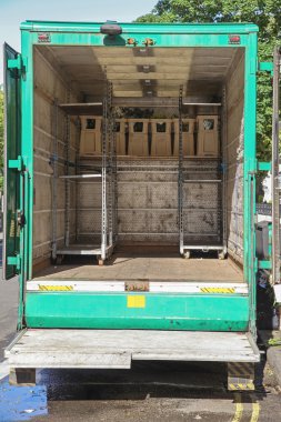 Rampa yükleme ile çiçekçi kamyon