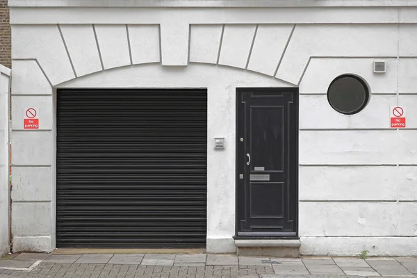 Черная дверь гаража — стоковое фото
