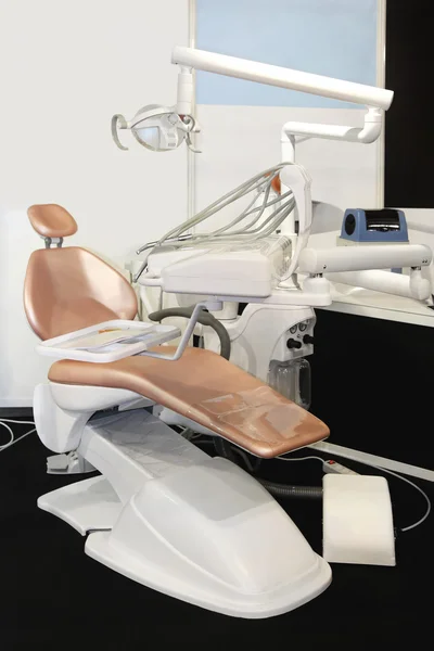 Стоматолог стілець в офісі дантиста — стокове фото