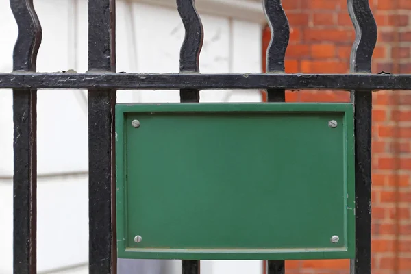 Άδειο πράσινο σημάδι στο φράχτη — Φωτογραφία Αρχείου
