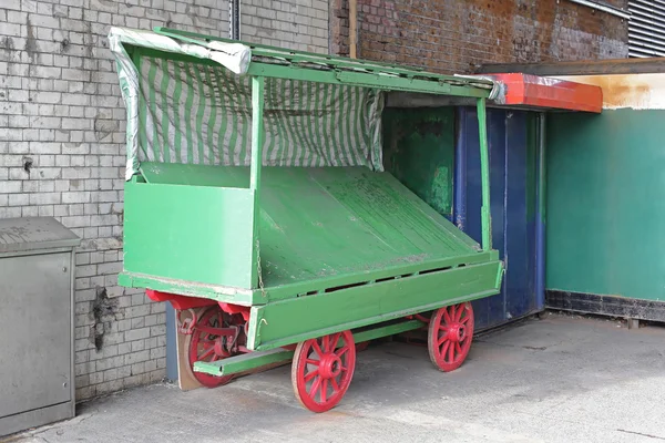 Carro de vendedor verde —  Fotos de Stock