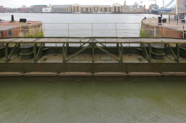 Thames kapıda kilit — Stok fotoğraf