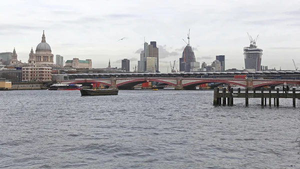 ロンドンのテムズ川の景観 — ストック写真