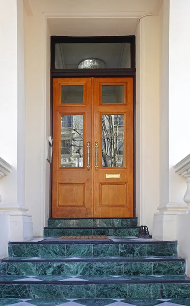 Portes d'entrée en bois — Photo