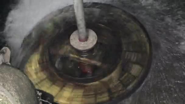 Vodní kolo v mlýně — Stock video