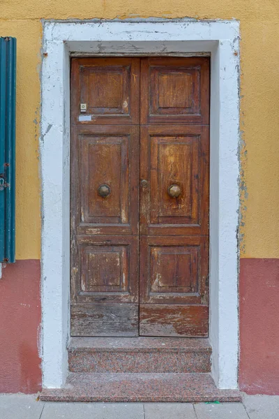 Podwójne Drewniane Drzwi Domu Burano Wenecja Włochy — Zdjęcie stockowe