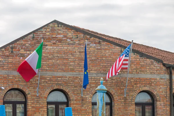 Usa Italian Flags Bricks Building — Stock Photo, Image