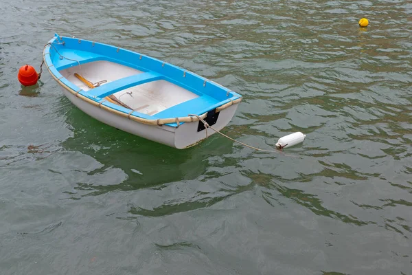 Pequeno Barco Bote Plástico Atracado Mar — Fotografia de Stock