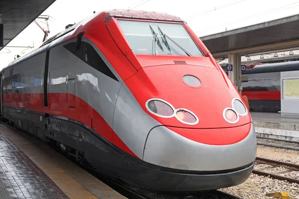 Red Fast Locomotive Het Treinstation Van Venetië Italië — Stockfoto