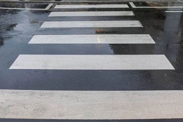 Γλιστράει Όταν Wet Road Crossing Στη Βροχή — Φωτογραφία Αρχείου