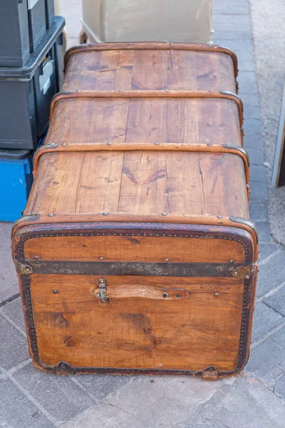 Velká Stará Dřevěná Truhla Trhu Street Antique — Stock fotografie