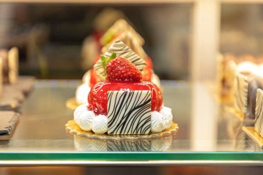 Çilek Fondat Sanat Dekorlu Pasta