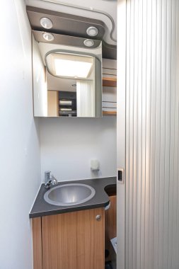 Modern Kamp Minibüsünde Küçük Lavabo WC
