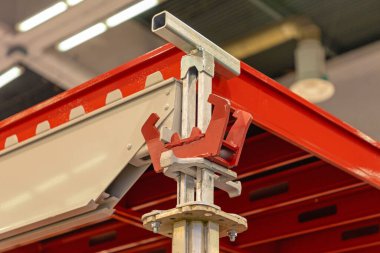 İnşaat sahasında yapı iskelesi bağlantı desteği