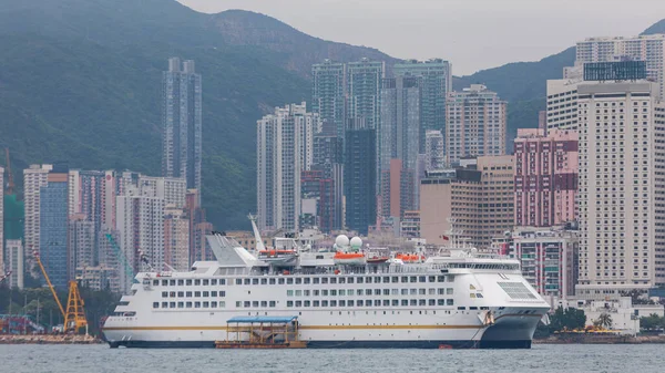 在香港维多利亚港停泊的游轮 — 图库照片