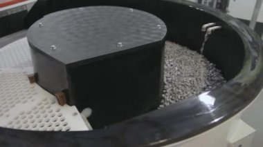 Fabrika Üretiminde Temizlik Parçaları İçin Titreşimli Bitiş Makinesi