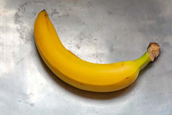 Una Banana Gialla Tavolo Metallo Acciaio — Foto Stock
