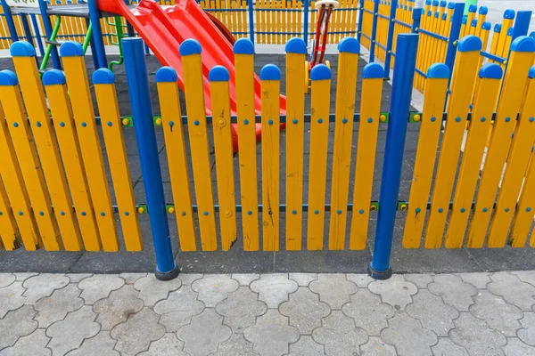 Holzzaun Sicherheit Auf Kinderspielplatz — Stockfoto