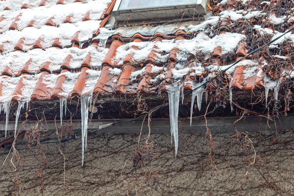Nebezpečné Hroty Rampouchů Padající Střechy Domu — Stock fotografie