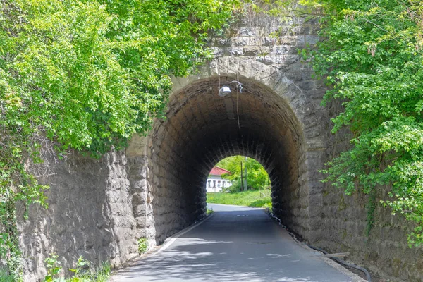 Korta Och Smala Vägtunneln Passage Sten Båge — Stockfoto