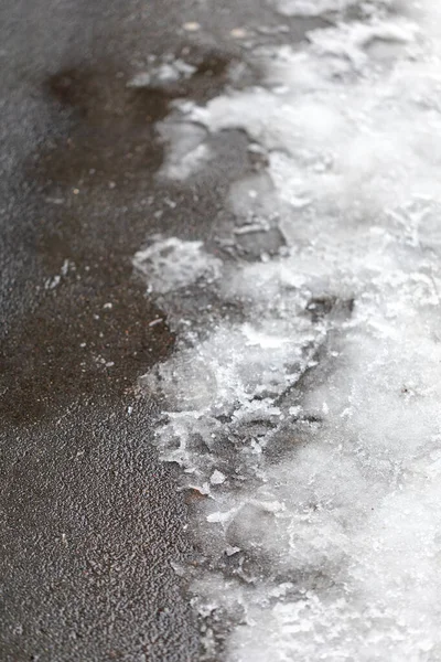 舗装ストリートでの滑りやすい湿雪寒い冬 — ストック写真