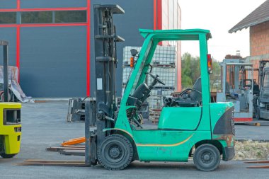 Depo binasının önündeki forklift kamyonu