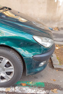 Küçük Yeşil Araba Önü Trafik Kazası Hasarı