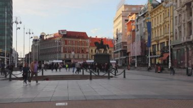 Zagreb, Hırvatistan - 03 Kasım 2019: Hırvatistan 'ın Zagreb kentinde Sonbahar Günü' nde Josip Jelaciç Şehir Meydanı 'nı yasaklayın.