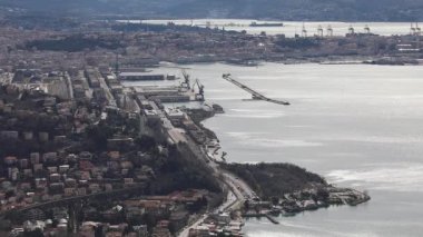Trieste, İtalya - 07 Mart 2020: Trieste, İtalya 'da Adriyatik Denizi' nde Liman ve Şehir Havadan Görünümü.