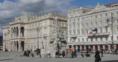 Trieste, İtalya - 07 Mart 2020: İtalya 'nın Trieste kentinde Piazza Unita Şehir Meydanı Kış Günü.