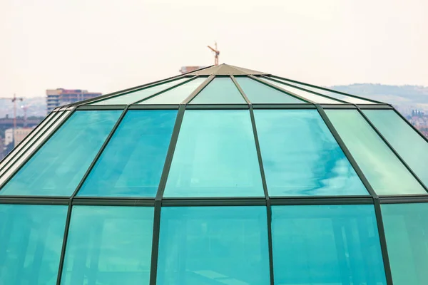 Moderne Groene Glazen Koepel Bovenste Dakraam Wolkenkrabber — Stockfoto
