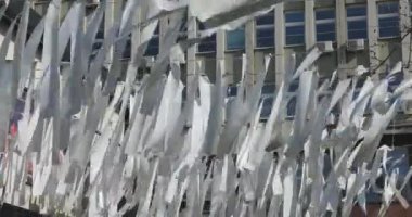 Rüzgâr Şehri Dekorasyonunda Beyaz Plastik Kayışlar Asılı