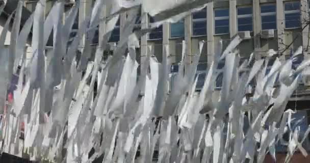 Białe Plastikowe Paski Wiszące Dekoracji Wind City — Wideo stockowe