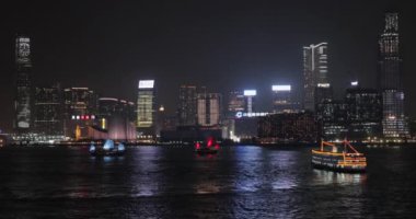 Hong Kong, Çin - 29 Nisan 2017: Junk Boats and Cruiser Night Kowloon Victoria Limanı, Hong Kong, Çin.