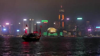 Hong Kong, Çin - 24 Nisan 2017: Hong Kong, Çin 'de Victoria Limanı Gece Hızı' nda ünlü Junk Gemiciliği.