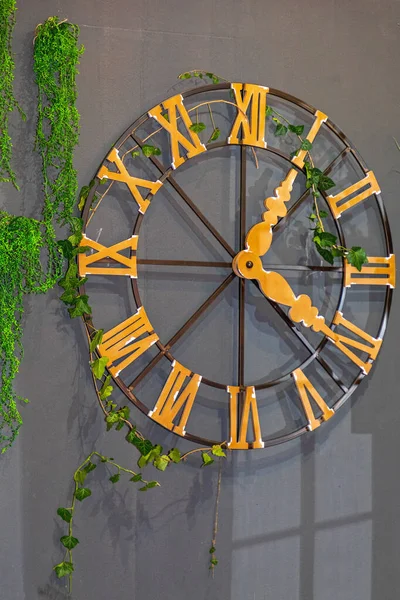 Μεγάλο Ρωμαϊκό Ρολόι Στο Σπίτι Τοίχο Διακόσμηση — Φωτογραφία Αρχείου