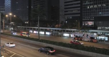 Hong Kong, Çin - 29 Nisan 2017: Hong Kong, Çin 'deki Wan Chai' de Göçmenlik Kulesi ve Gece Trafiği.