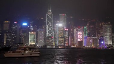 Hong Kong, Çin - 23 Nisan 2017: Victoria Harbour Kowloon Fast 'taki Gece Gemi Gemisi.