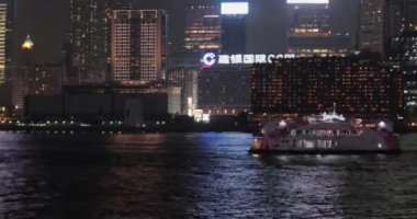 Hong Kong, Çin - 29 Nisan 2017: Hong Kong, Çin 'deki Victoria Harbour Kowloon Side' da Hızlı Feribot Gecesi.